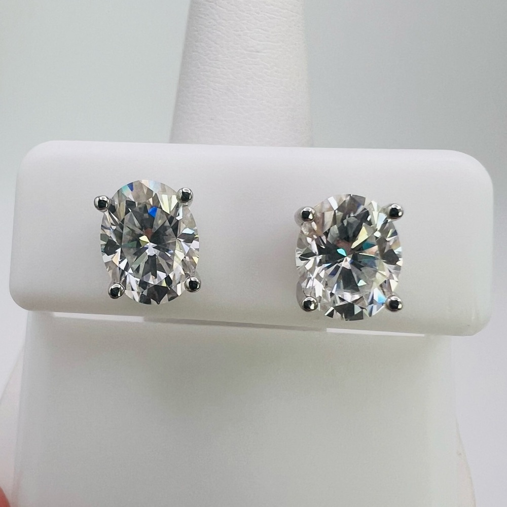 2 CT Moissanite Elegant Silver Stud Earrings